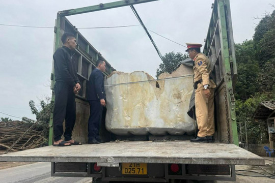 Lào Cai tạm giữ 2 xe tải chở 70 tấn đá hoa không rõ nguồn gốc vào miền Nam