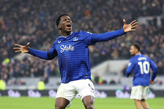 Thierno Barry tỏa sáng giúp Everton chia điểm kịch tính với Leeds United tại Goodison Park