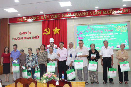 Trao 190 suất quà Tết cho gia đình chính sách, hộ nghèo