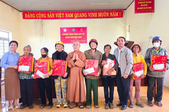 Tặng 150 phần quà Tết cho hộ nghèo, khó khăn ở xã Quảng Tân