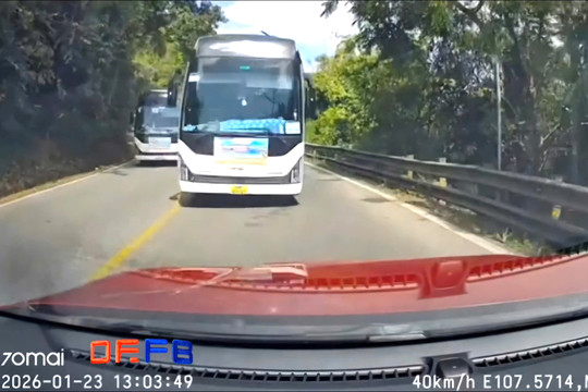 Xe khách vượt ẩu trên đèo Bảo Lộc, Công an Lâm Đồng mời tài xế và chủ xe làm việc