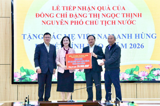 Nguyên Phó Chủ tịch nước Đặng Thị Ngọc Thịnh tặng quà các Mẹ Việt Nam anh hùng tỉnh Lâm Đồng