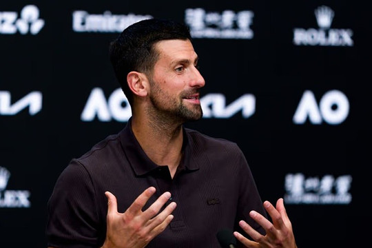 Djokovic phản ứng gay gắt trước câu hỏi về việc bám đuổi Sinner và Alcaraz