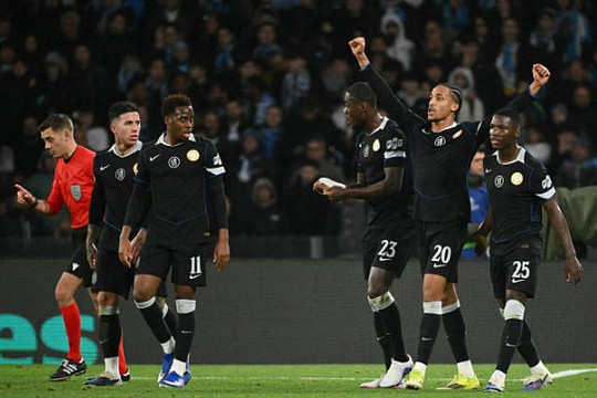 Chelsea ngược dòng kịch tính hạ Napoli 3-2 để giành vé vào vòng knock-out Champions League
