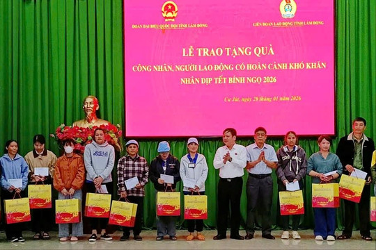 Lâm Đồng tặng 200 suất quà tết cho công nhân khó khăn