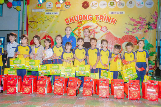 “Tết về trao yêu thương” mang Xuân ấm đến xã Nam Thành