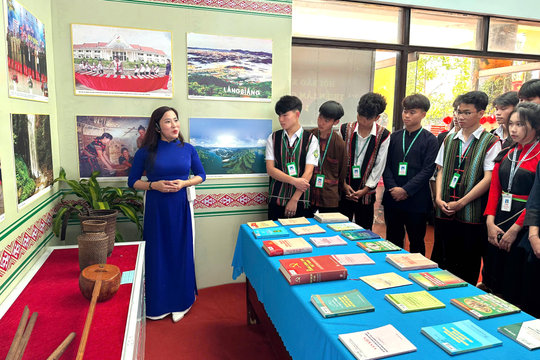 Triển lãm “Lâm Đồng vào xuân” thu hút đông đảo học sinh trải nghiệm
