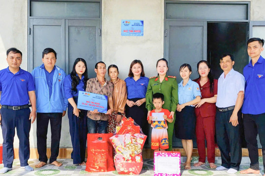 Trao 2 căn nhà tình nghĩa cho người dân khó khăn xã Kiến Đức