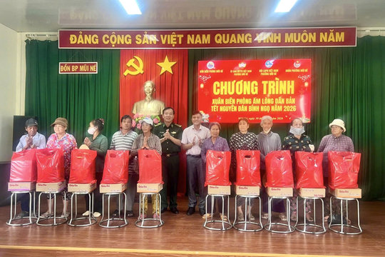 Biên phòng Mũi Né trao 120 suất quà Tết cho gia đình chính sách, người dân khó khăn
