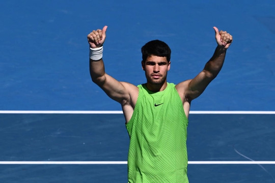 Alcaraz hạ gục Zverev sau 5 set đấu nghẹt thở để vào chung kết Australian Open 2026