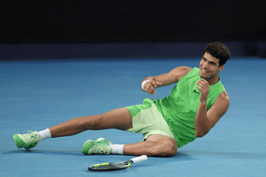 Carlos Alcaraz vượt qua cơn đau, hạ Zverev sau 5 set kịch chiến vào chung kết Australian Open