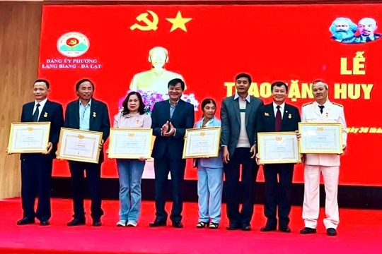 Phường Lang Biang - Đà Lạt trao tặng Huy hiệu Đảng đợt 3/2