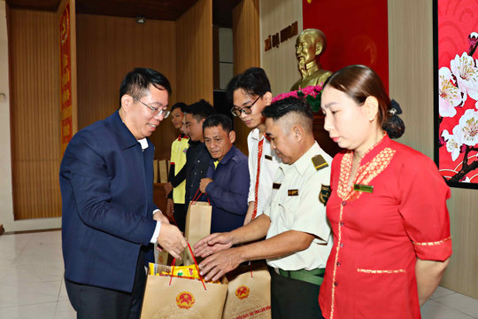 Đoàn ĐBQH Lâm Đồng trao quà Tết cho công nhân lao động khó khăn xã Đạ Huoai