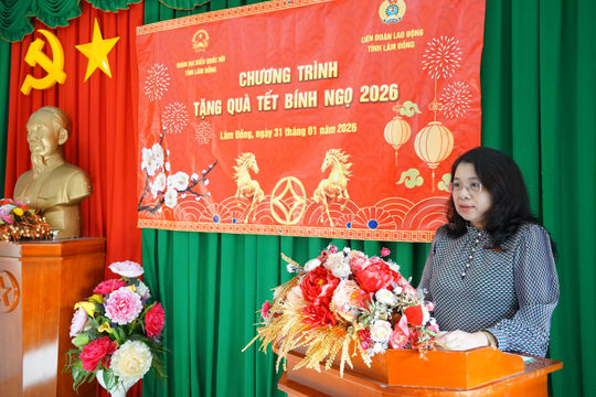 ĐBQH tặng quà Tết cho công nhân tại KCN Phan Thiết và Hàm Kiệm II