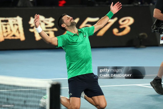 Novak Djokovic ngược dòng hạ Sinner tại Australian Open 2026: Kỷ lục vô tiền khoáng hậu ở tuổi 38