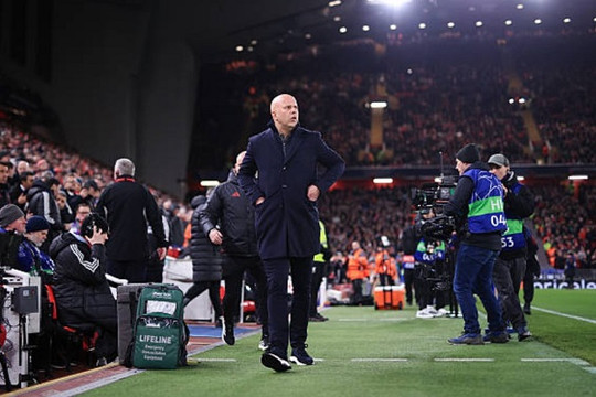 Liverpool mất Frimpong trước đại chiến Newcastle: Bài toán nan giải của Arne Slot