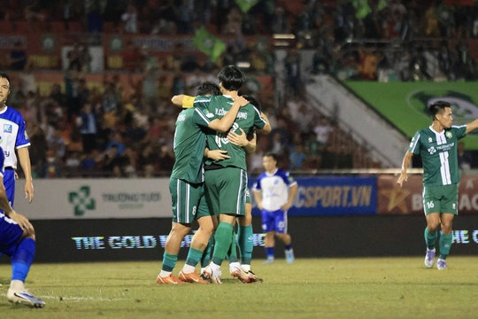 Nguyễn Công Phượng ghi bàn ngày tái xuất, Đồng Nai thắng ngược Khánh Hòa 3-1