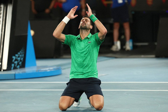 Novak Djokovic hạ Jannik Sinner sau 5 set kịch tính: Bản lĩnh nhà vua và lời thách thức Alcaraz