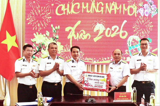 Phó Chính ủy Quân chủng Hải quân kiểm tra, chúc Tết Lữ đoàn 681