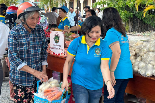 Hơn 800 phần quà tặng hộ nghèo, khó khăn xã Hàm Liêm, Sông Lũy