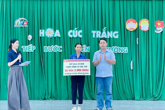 Báo và Phát thanh, Truyền hình Lâm Đồng trao học bổng Hoa cúc trắng tại Phan Thiết