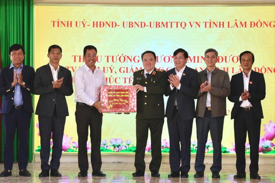 Giám đốc Công an tỉnh Lâm Đồng thăm, tặng quà Tết tại xã Hòa Ninh và Hòa Bắc
