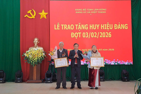 Đảng ủy xã Hiệp Thạnh trao Huy hiệu Đảng đợt 3/2