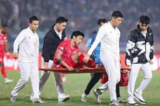Đoàn Văn Hậu chấn thương ngày tái xuất, HLV Ninh Bình phản ứng trọng tài ngoại