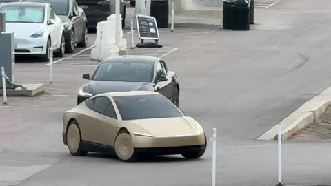 Tesla Cybercab: Taxi tự lái lộ diện cổng sạc thủ công tại Mỹ