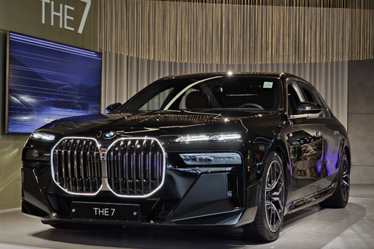 BMW X7 G67: Nâng tầm SUV siêu sang với tùy chọn hai tông màu thách thức Rolls-Royce