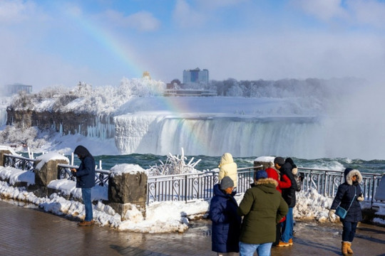 Thác Niagara đóng băng: Kỳ quan mùa đông hút khách tại biên giới Mỹ - Canada