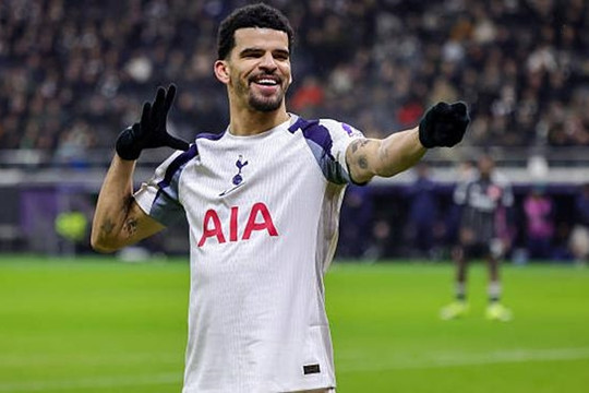 Dominic Solanke lập siêu phẩm "bọ cạp", Tottenham cầm hòa Man City 2-2