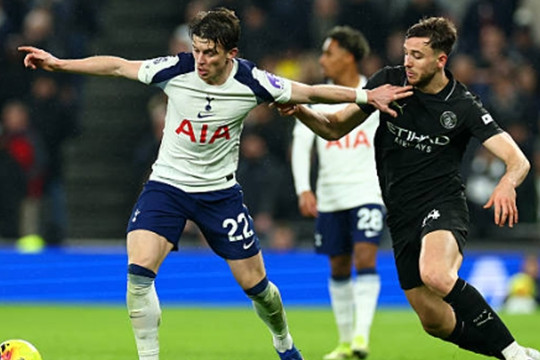 Siêu phẩm bọ cạp của Solanke giúp Tottenham cầm hòa Man City kịch tính 2-2