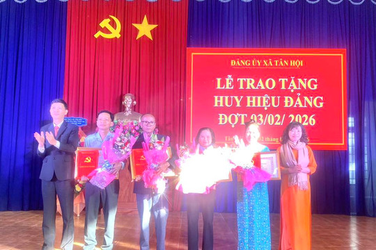 Tân Hội tổ chức trao huy hiệu Đảng đợt 3/2