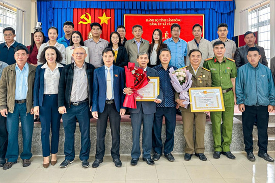 Xã Tà Hine trao huy hiệu đảng dịp 3/2