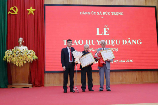 Đức Trọng tổ chức trao huy hiệu Đảng đợt 3/2