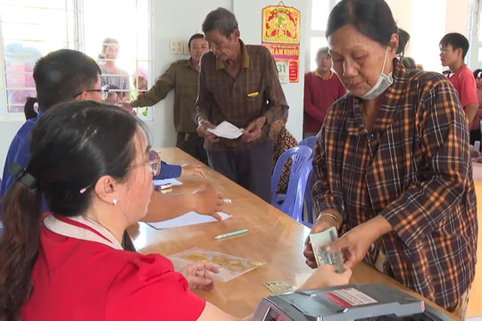 Người dân phường Hàm Thắng, Lâm Đồng nhận hỗ trợ thiệt hại do thiên tai