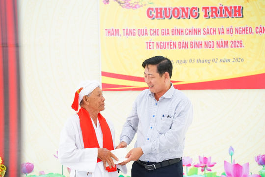 Đồng chí Tiêu Hồng Phúc thăm, tặng quà Tết cho người dân vùng lũ xã Tuy Phong