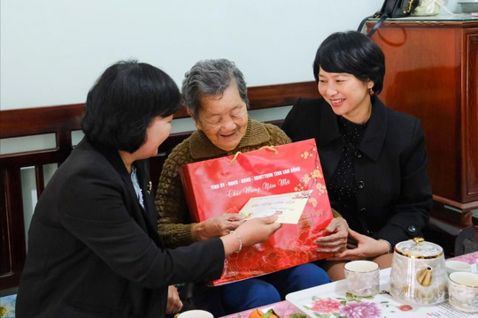 Phó Bí thư Tỉnh ủy Lâm Đồng Phạm Thị Phúc thăm, chúc Tết các gia đình chính sách