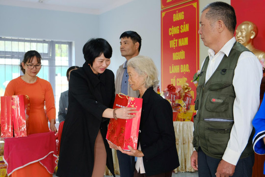 Phó Bí thư Tỉnh ủy Phạm Thị Phúc thăm, tặng quà Tết gia đình chính sách