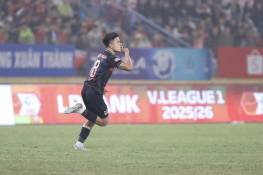 Trần Thành Trung ghi siêu phẩm vào lưới CAHN, gây ấn tượng với HLV Kim Sang-sik