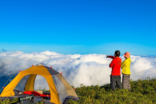 Pa Thiên - Voi Mẹp: Chinh phục nóc nhà Quảng Trị giữa mùa mây trắng và hoa rừng