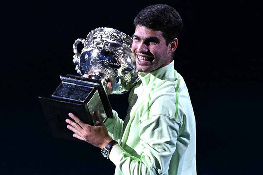 Toni Nadal nhận định Carlos Alcaraz gặp may dù vừa lập kỳ tích tại Australian Open