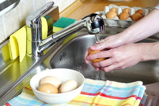 Mẹo bảo quản trứng an toàn: Tại sao không nên rửa trứng trước khi cất tủ lạnh?