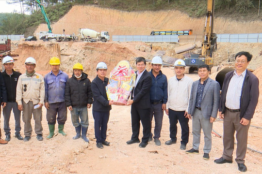 Phó Chủ tịch UBND tỉnh Lâm Đồng tặng quà, động viên đơn vị thi công đèo Mimosa
