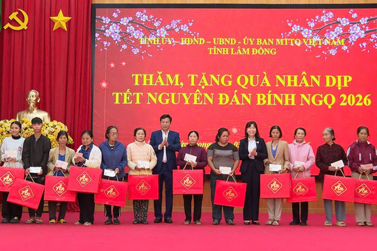 Chủ tịch HĐND tỉnh Lâm Đồng thăm, tặng quà Tết người có công và hộ khó khăn