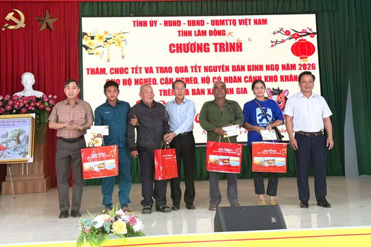 Trưởng Ban Nội chính Tỉnh ủy Lâm Đồng Huỳnh Ngọc Anh tặng quà Tết các đơn vị và người dân