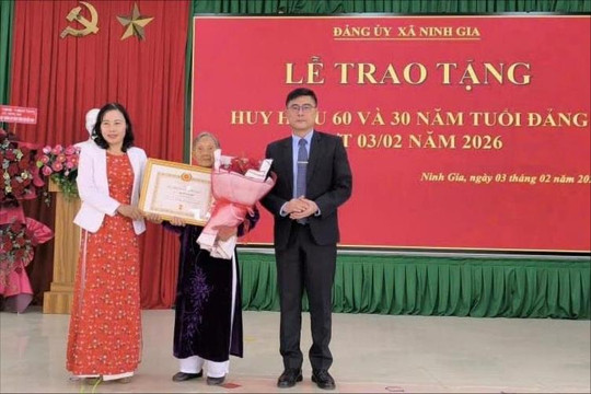 Chánh Văn Phòng Tỉnh ủy Lâm Đồng trao Huy hiệu Đảng tại xã Ninh Gia