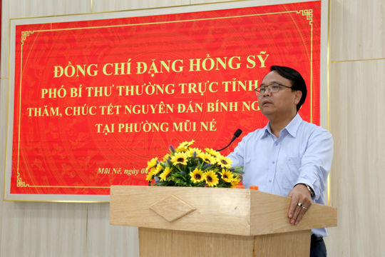 Phó Bí thư Thường trực Tỉnh ủy Lâm Đồng Đặng Hồng Sỹ tặng quà Tết tại phường Mũi Né