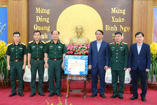 Lữ đoàn 293 thăm, chúc Tết Tỉnh ủy Lâm Đồng nhân dịp Xuân 2026
